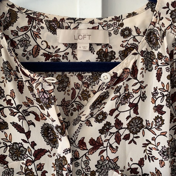 Ann Taylor Loft • floral, button-up blouse • Size M - Picture 5 of 6